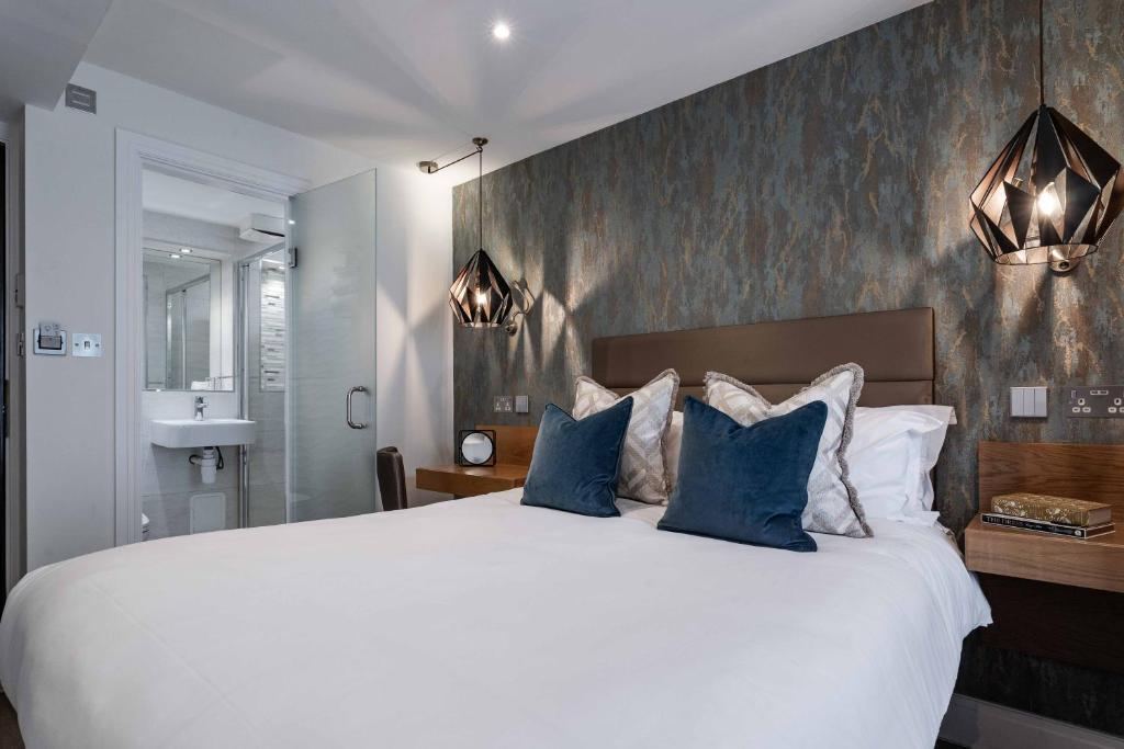 Deluxe Double Room with Extra Bed at The Jade Hotel